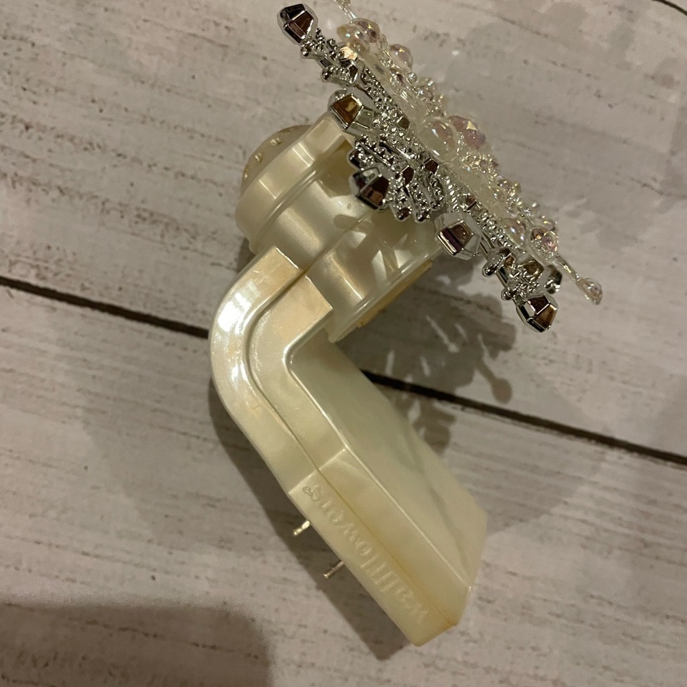 Wallflowers snowflake plug in - Picture 2 of 4